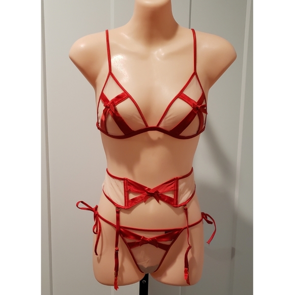 Victoria's Secret Limited Edition Valentine's Set - Picture 2 of 6